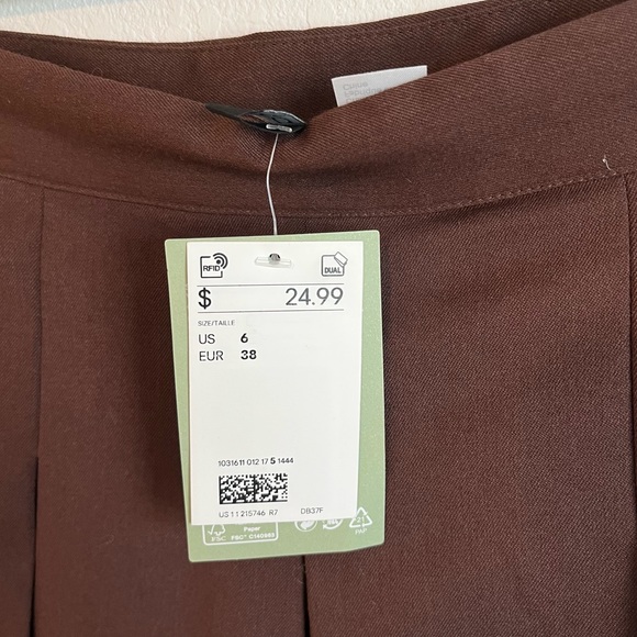 *New with Tags* H&M Mini Tennis/Pleated Skirt - Picture 2 of 3